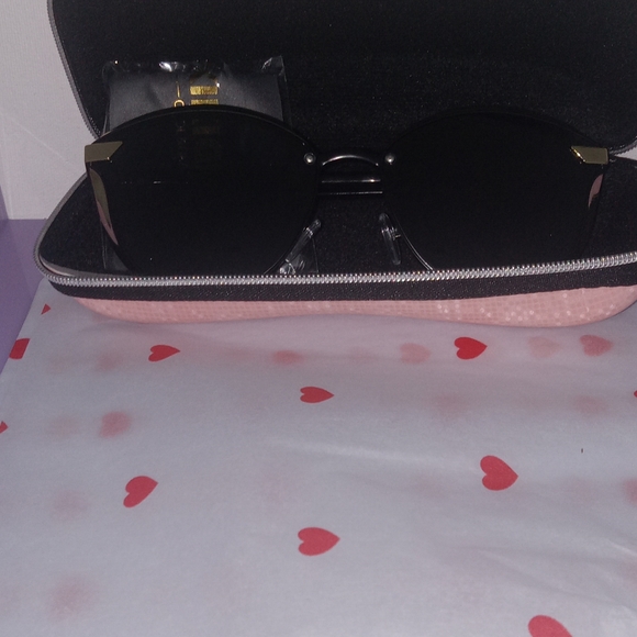 Stylish Black Sunglasses - Picture 3 of 4